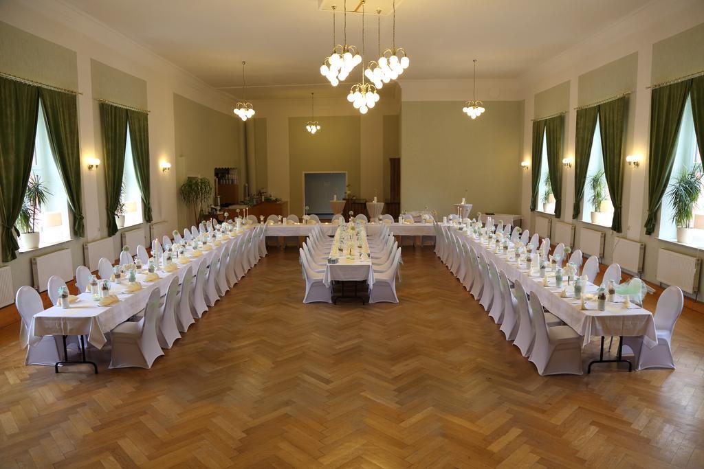 Gasthof Und Hotel Roter Hirsch Claußnitz Eksteriør bilde